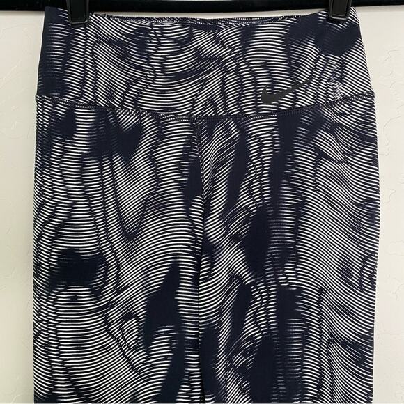 Nike Dri Fit Black + White Legendary Waves Training Reflective Crops XS - Picture 2 of 11